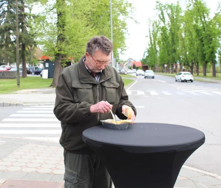 Ispred Gradske kuće u Pleternici podijeljeni tradicionalni posni obroci