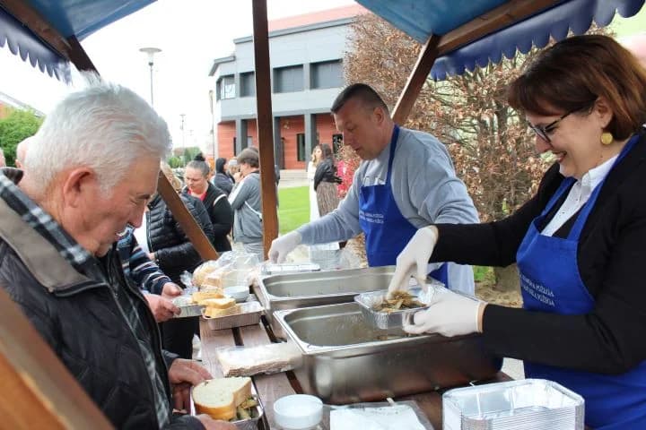 Ispred Gradske kuće u Pleternici podijeljeni tradicionalni posni obroci