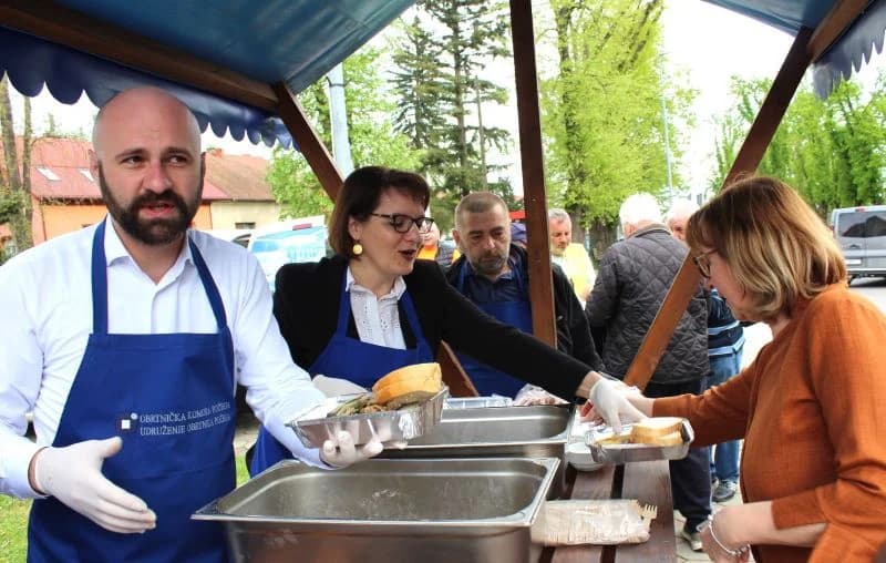Ispred Gradske kuće u Pleternici podijeljeni tradicionalni posni obroci