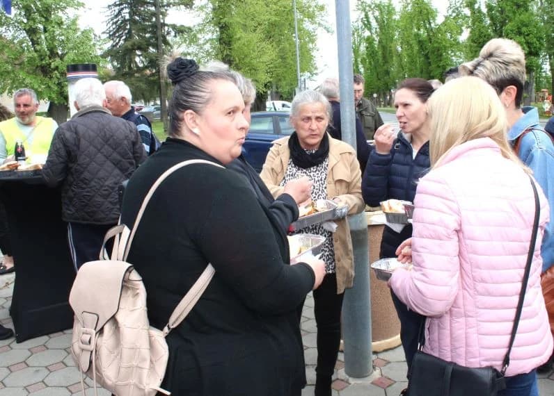 Ispred Gradske kuće u Pleternici podijeljeni tradicionalni posni obroci