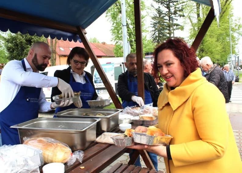 Ispred Gradske kuće u Pleternici podijeljeni tradicionalni posni obroci