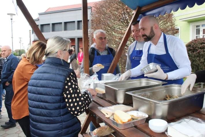 Ispred Gradske kuće u Pleternici podijeljeni tradicionalni posni obroci