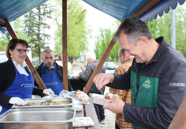 Ispred Gradske kuće u Pleternici podijeljeni tradicionalni posni obroci