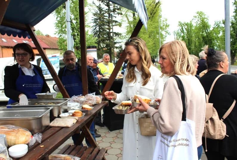 Ispred Gradske kuće u Pleternici podijeljeni tradicionalni posni obroci