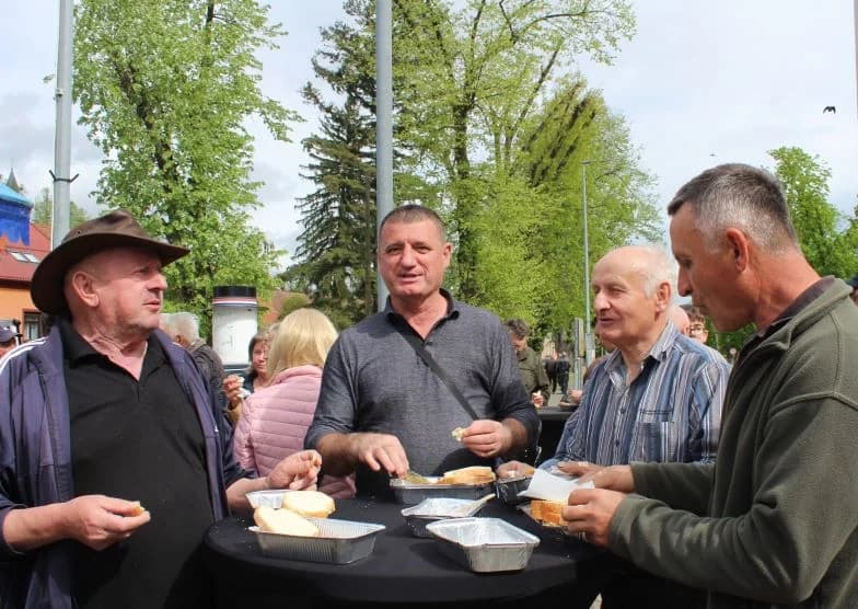 Ispred Gradske kuće u Pleternici podijeljeni tradicionalni posni obroci