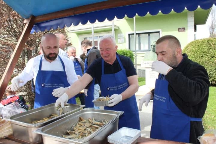 Ispred Gradske kuće u Pleternici podijeljeni tradicionalni posni obroci
