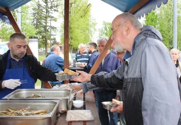 Ispred Gradske kuće u Pleternici podijeljeni tradicionalni posni obroci