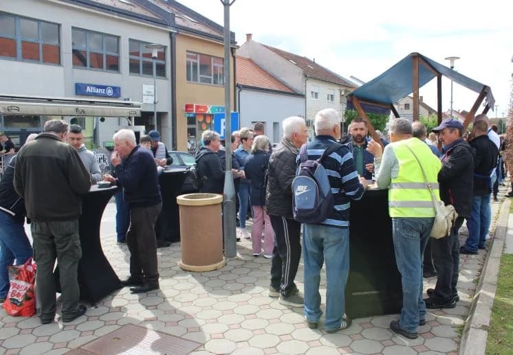 Ispred Gradske kuće u Pleternici podijeljeni tradicionalni posni obroci
