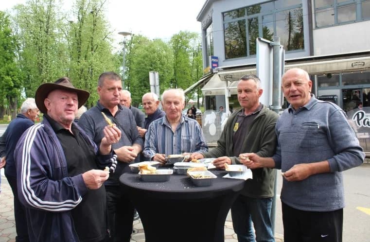 Ispred Gradske kuće u Pleternici podijeljeni tradicionalni posni obroci