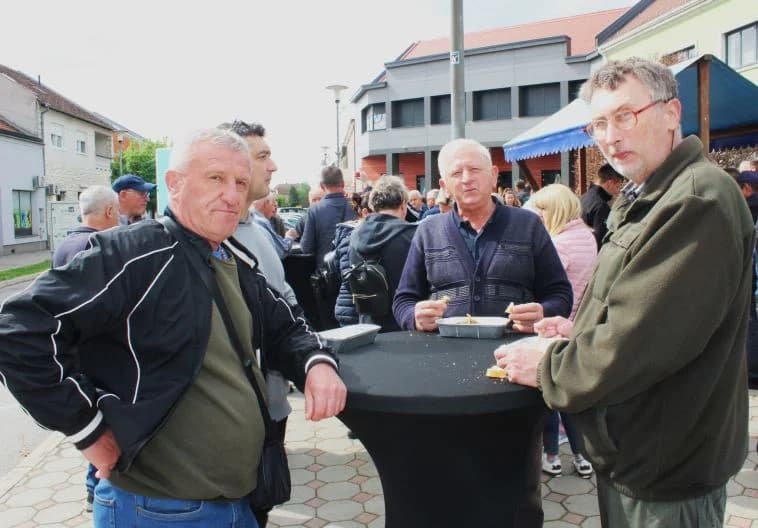 Ispred Gradske kuće u Pleternici podijeljeni tradicionalni posni obroci