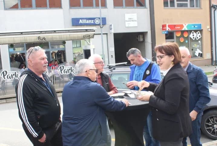 Ispred Gradske kuće u Pleternici podijeljeni tradicionalni posni obroci