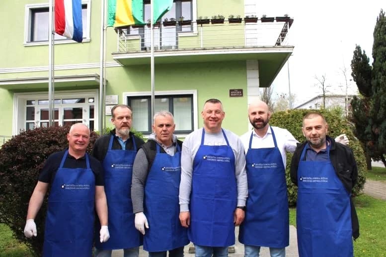 Ispred Gradske kuće u Pleternici podijeljeni tradicionalni posni obroci