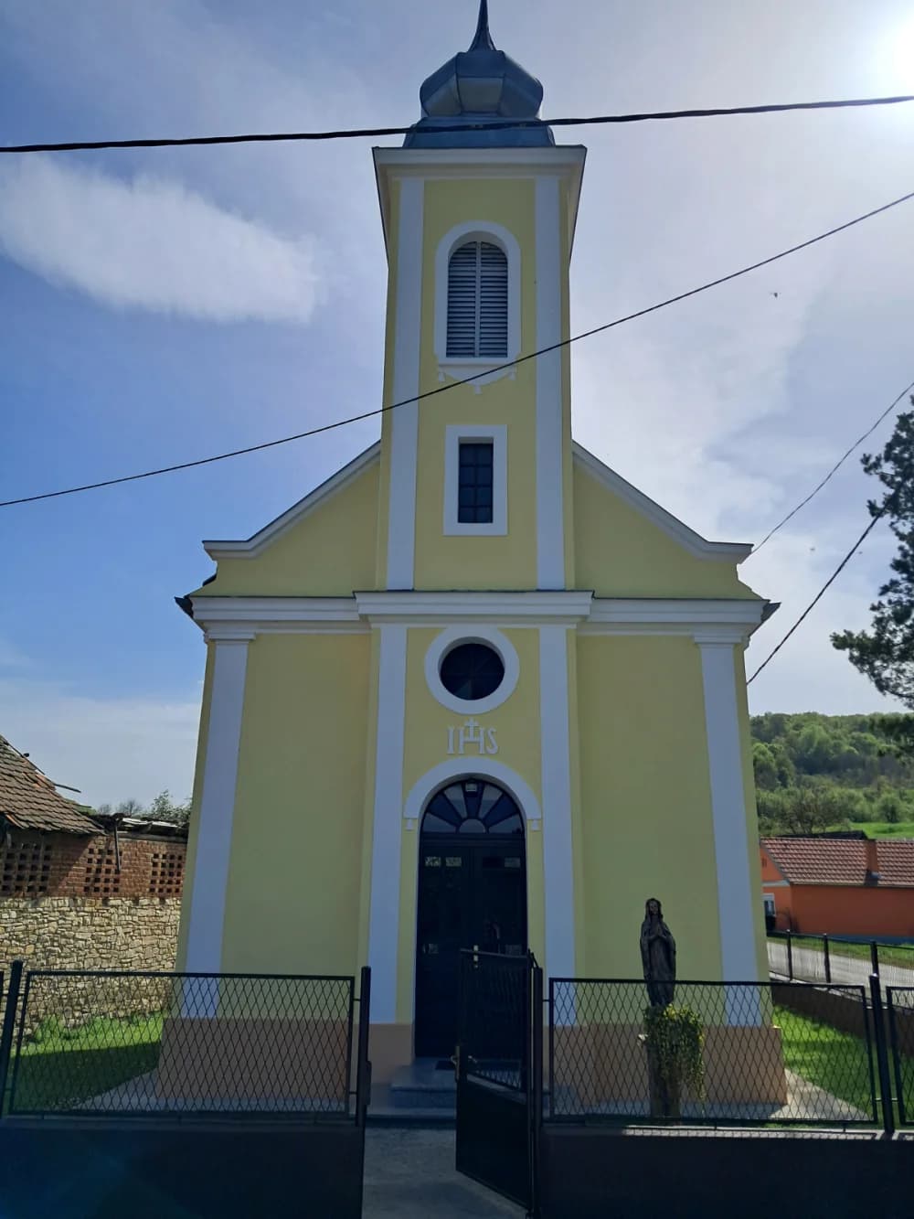 Nakon sanacije domova i gradnje nogostupa u tri sela obnovljena kapela u Pavlovcima