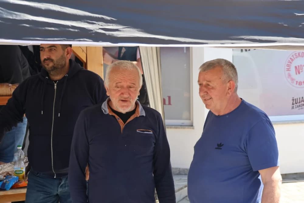 Pečeno tele na ražnju za goste i prijatelje kafića Zeus u Vetovu