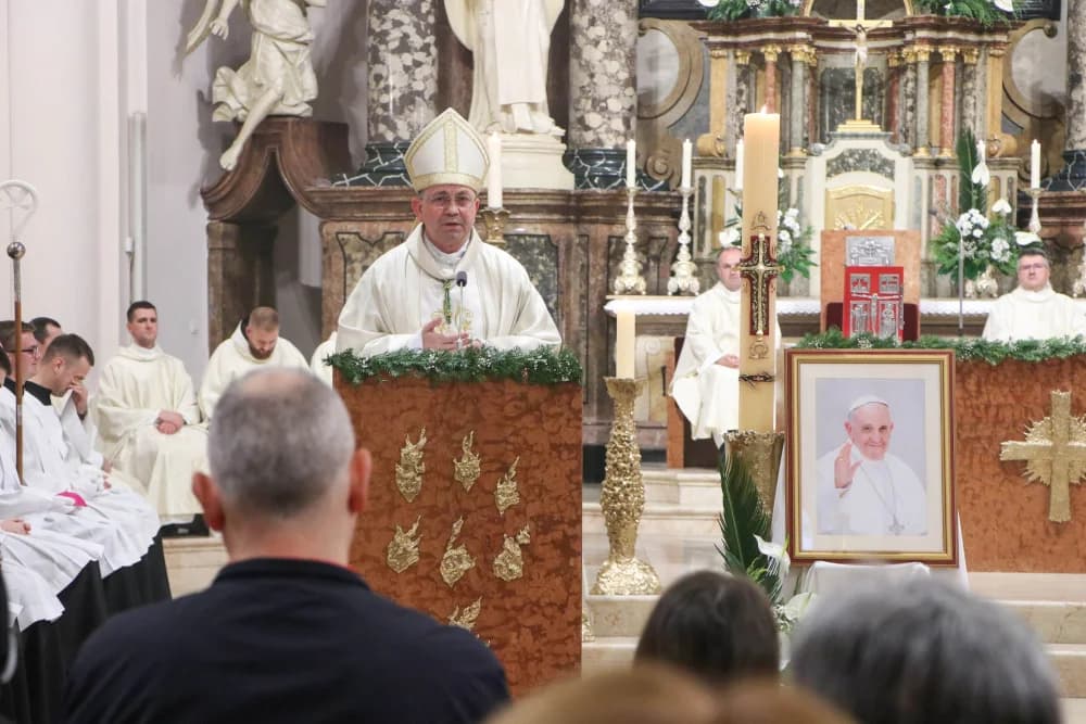 Služena misa zadušnica za preminulog papu Franju u Požegi