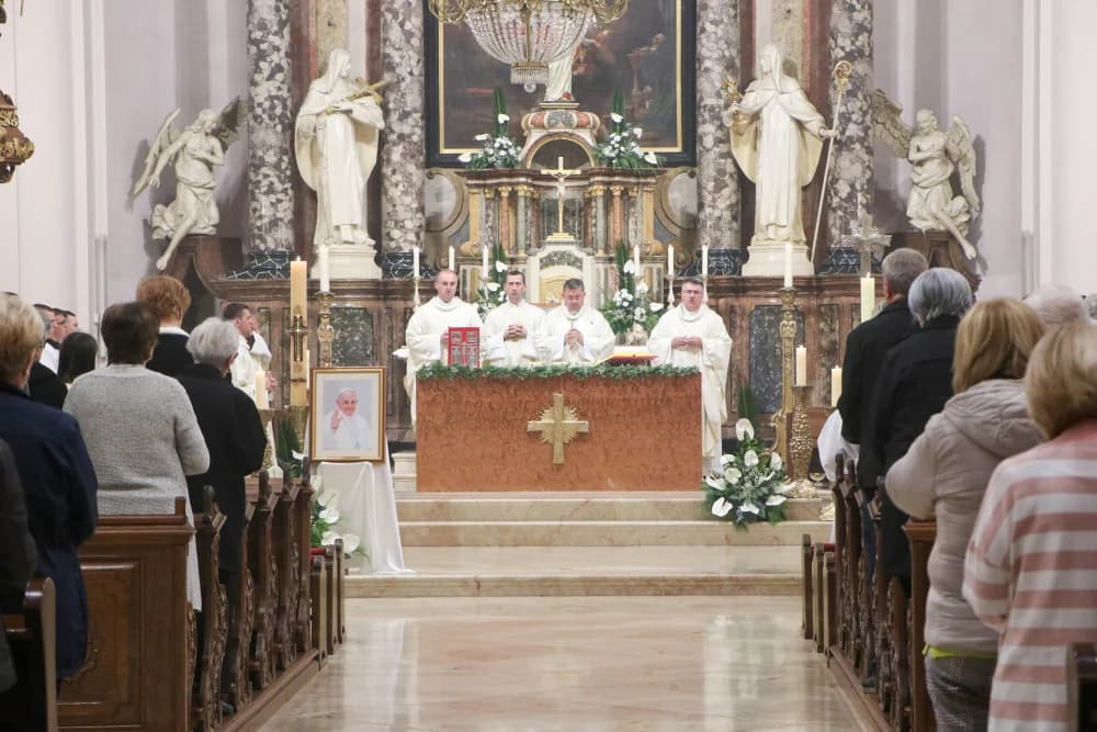 Služena misa zadušnica za preminulog papu Franju u Požegi
