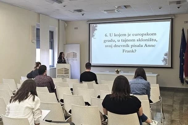 „NOĆ KNJIGE“ ZA MLADE U PLETERNIČKOJ KNJIŽNICI: Predstavljena knjiga „Bajka o bajci“,  pobjednica kviza Irena Vukoja iz Slavonskog Broda