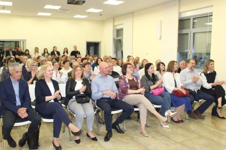 U PLETERNICI UZ „NOĆ KNJIGE“: Otvorena izložba slika „Ramski vez” akademskog slikara Brune Bulaje iz Zagreba