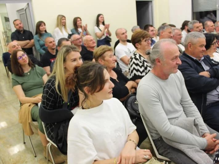 U PLETERNICI UZ „NOĆ KNJIGE“: Otvorena izložba slika „Ramski vez” akademskog slikara Brune Bulaje iz Zagreba