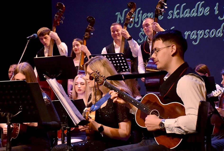 Koncert Županijskog tamburaškog orkestra „Vallis Aurea“ iz Požege:“ Prenose ljubav prema tamburi i tradiciji“