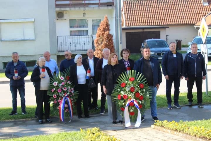 UZ OBILJEŽAVANJE OBLJETNICE „BLJESKA“ Ispred spomen-obilježja poginulim hrvatskim braniteljima u Pleternici položeni vijenci i zapaljeni lampioni