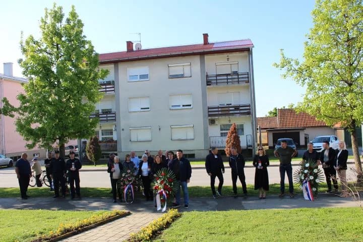 UZ OBILJEŽAVANJE OBLJETNICE „BLJESKA“ Ispred spomen-obilježja poginulim hrvatskim braniteljima u Pleternici položeni vijenci i zapaljeni lampioni