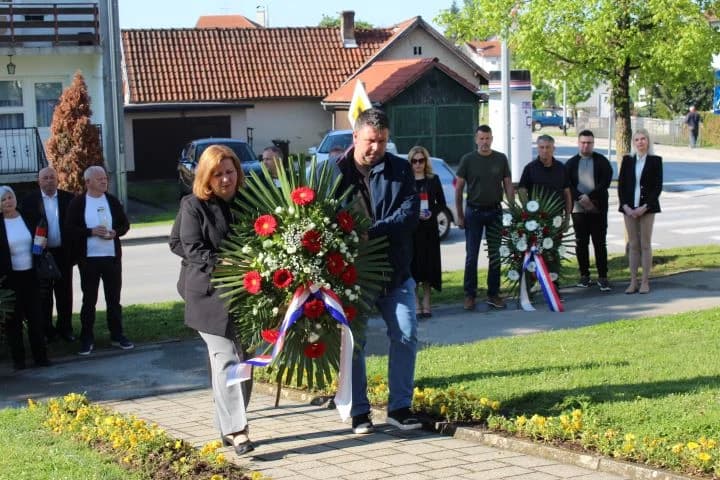UZ OBILJEŽAVANJE OBLJETNICE „BLJESKA“ Ispred spomen-obilježja poginulim hrvatskim braniteljima u Pleternici položeni vijenci i zapaljeni lampioni
