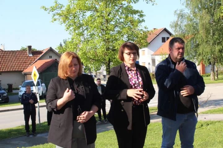 UZ OBILJEŽAVANJE OBLJETNICE „BLJESKA“ Ispred spomen-obilježja poginulim hrvatskim braniteljima u Pleternici položeni vijenci i zapaljeni lampioni