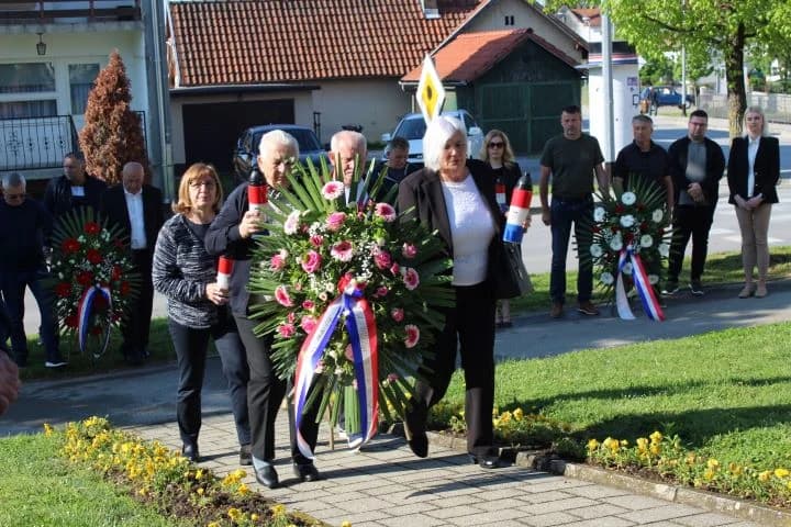 UZ OBILJEŽAVANJE OBLJETNICE „BLJESKA“ Ispred spomen-obilježja poginulim hrvatskim braniteljima u Pleternici položeni vijenci i zapaljeni lampioni