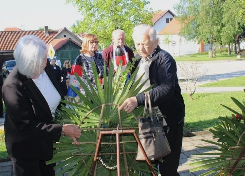 UZ OBILJEŽAVANJE OBLJETNICE „BLJESKA“ Ispred spomen-obilježja poginulim hrvatskim braniteljima u Pleternici položeni vijenci i zapaljeni lampioni