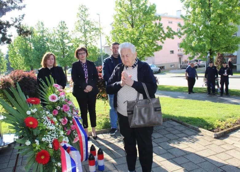 UZ OBILJEŽAVANJE OBLJETNICE „BLJESKA“ Ispred spomen-obilježja poginulim hrvatskim braniteljima u Pleternici položeni vijenci i zapaljeni lampioni