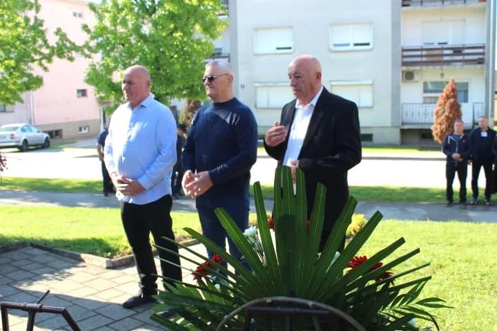 UZ OBILJEŽAVANJE OBLJETNICE „BLJESKA“ Ispred spomen-obilježja poginulim hrvatskim braniteljima u Pleternici položeni vijenci i zapaljeni lampioni