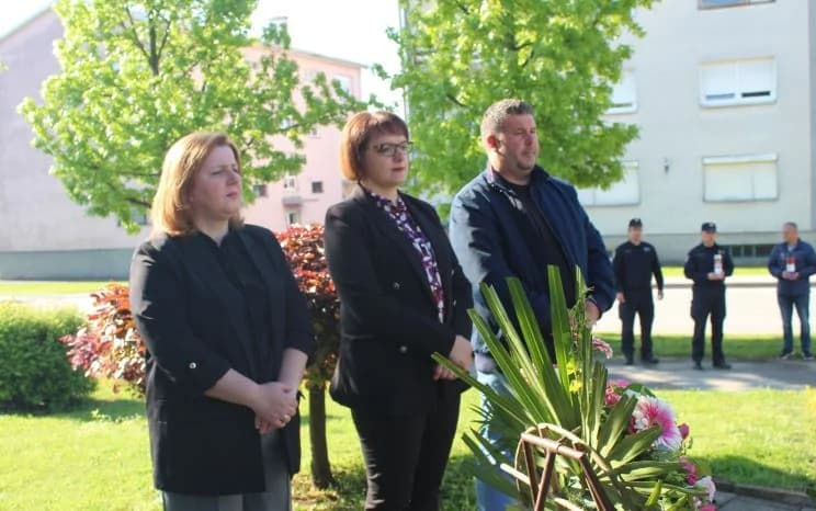 UZ OBILJEŽAVANJE OBLJETNICE „BLJESKA“ Ispred spomen-obilježja poginulim hrvatskim braniteljima u Pleternici položeni vijenci i zapaljeni lampioni