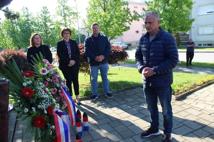 UZ OBILJEŽAVANJE OBLJETNICE „BLJESKA“ Ispred spomen-obilježja poginulim hrvatskim braniteljima u Pleternici položeni vijenci i zapaljeni lampioni