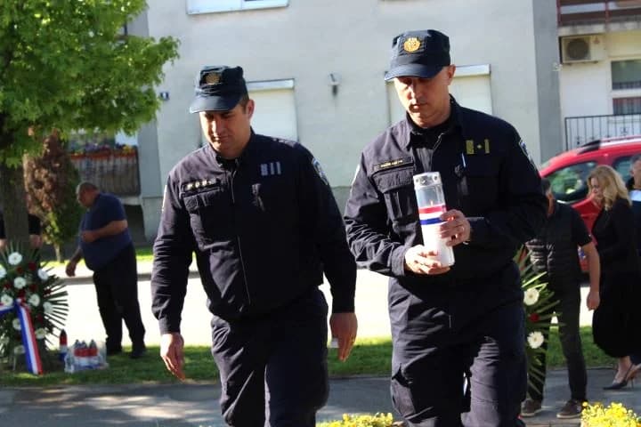 UZ OBILJEŽAVANJE OBLJETNICE „BLJESKA“ Ispred spomen-obilježja poginulim hrvatskim braniteljima u Pleternici položeni vijenci i zapaljeni lampioni