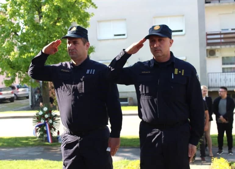 UZ OBILJEŽAVANJE OBLJETNICE „BLJESKA“ Ispred spomen-obilježja poginulim hrvatskim braniteljima u Pleternici položeni vijenci i zapaljeni lampioni