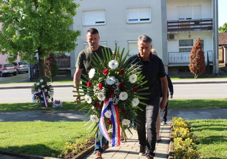 UZ OBILJEŽAVANJE OBLJETNICE „BLJESKA“ Ispred spomen-obilježja poginulim hrvatskim braniteljima u Pleternici položeni vijenci i zapaljeni lampioni