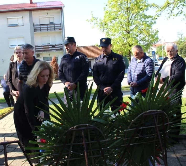 UZ OBILJEŽAVANJE OBLJETNICE „BLJESKA“ Ispred spomen-obilježja poginulim hrvatskim braniteljima u Pleternici položeni vijenci i zapaljeni lampioni