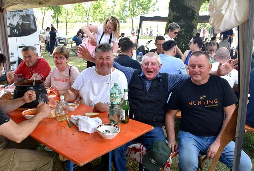 Na ovogodišnjem „Požeškom kotliću“ natjecalo se više od 40 gastro majstora: Najbolji među njima je bio Tomislav Deli iz Boričevaca