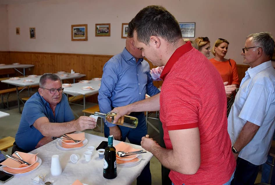 Raseljeni Vlatkovčani se ponovo okupili u rodnom kraju – zahvalnica Daliboru Bardaču, čaglinskom načelniku