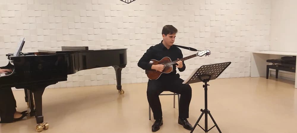 KONCERT ZA PAMĆENJE: Mladi Nikola Vilus vrhunski muzicirao na braču pokazujući nadarenost i talent