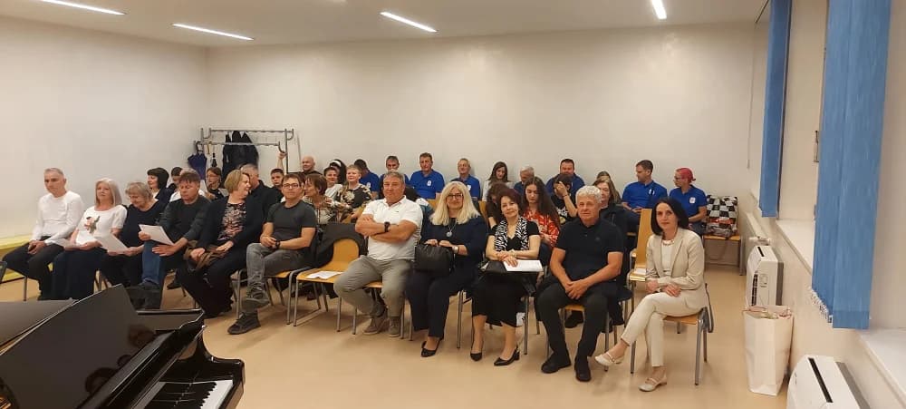 KONCERT ZA PAMĆENJE: Mladi Nikola Vilus vrhunski muzicirao na braču pokazujući nadarenost i talent