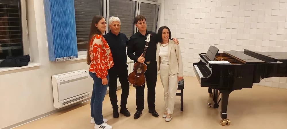 KONCERT ZA PAMĆENJE: Mladi Nikola Vilus vrhunski muzicirao na braču pokazujući nadarenost i talent