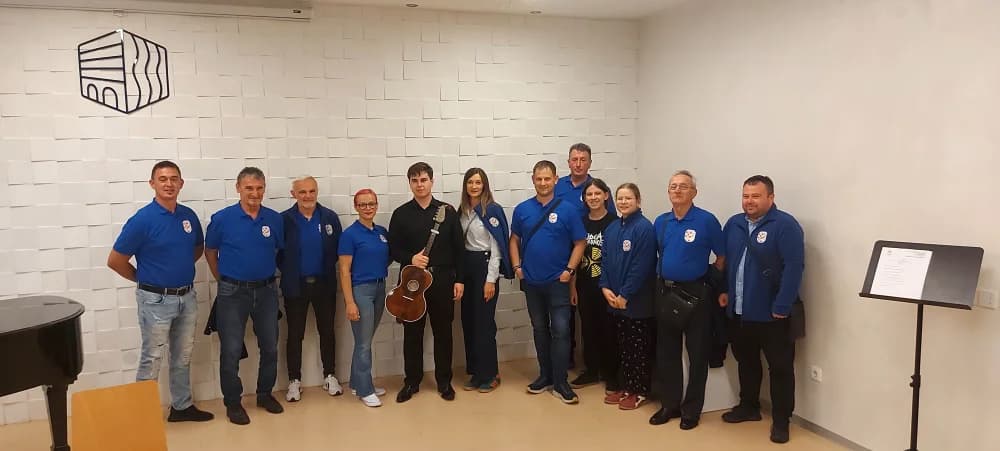 KONCERT ZA PAMĆENJE: Mladi Nikola Vilus vrhunski muzicirao na braču pokazujući nadarenost i talent