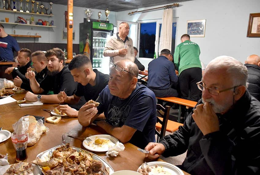 Nogometaše Lipe unatoč porazu počastili kafić Baza i prijatelji nakon ključne utakmice kojom je Graničar iz Bučja postao jesenski prvak [FOTO]
