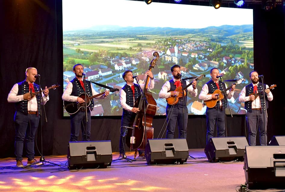 1.VEČER TAMBURE ZA DUŠU U KAPTOLU: Virtuoznost tamburaških orkestara i brojne uspješnice sa kaptolačkih festivala