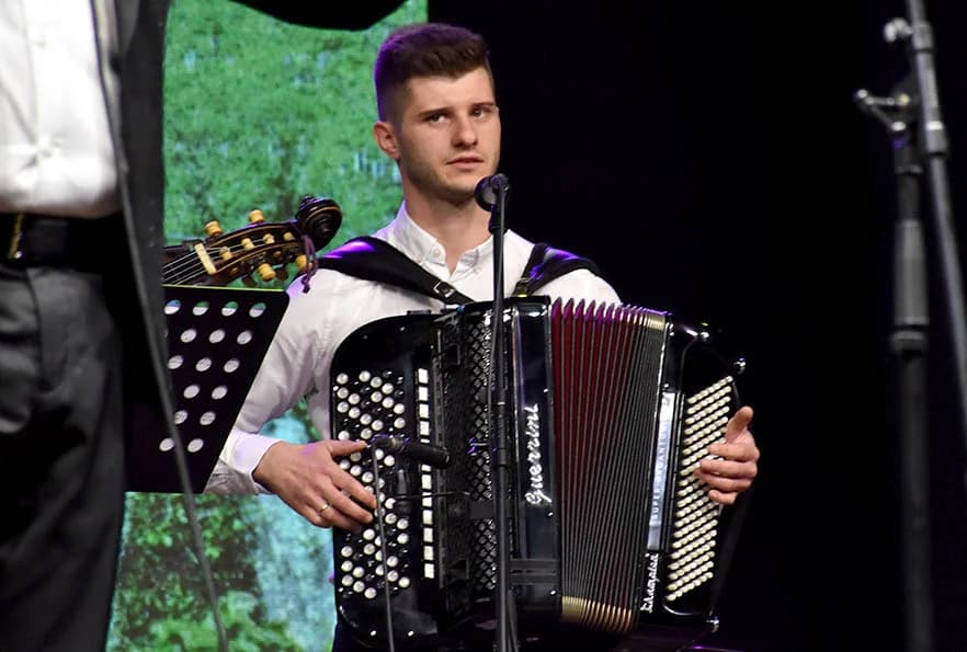 1.VEČER TAMBURE ZA DUŠU U KAPTOLU: Virtuoznost tamburaških orkestara i brojne uspješnice sa kaptolačkih festivala