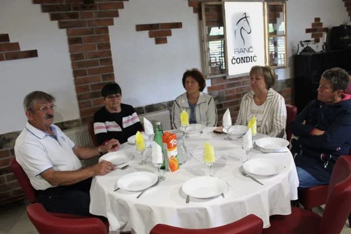 PLETERNIČKO HRVATSKO ŽENSKO DRUŠTVO: Izlet za korisnike zlatne dobi na Ranč Čondić