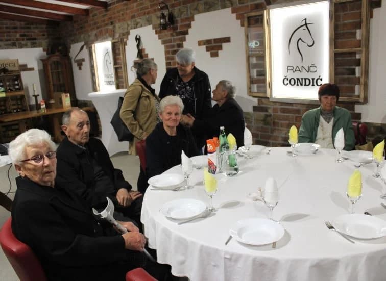 PLETERNIČKO HRVATSKO ŽENSKO DRUŠTVO: Izlet za korisnike zlatne dobi na Ranč Čondić