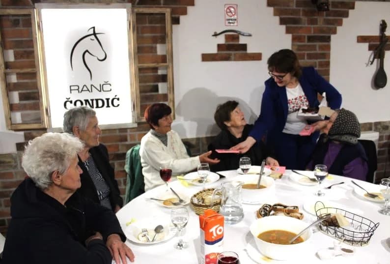 PLETERNIČKO HRVATSKO ŽENSKO DRUŠTVO: Izlet za korisnike zlatne dobi na Ranč Čondić